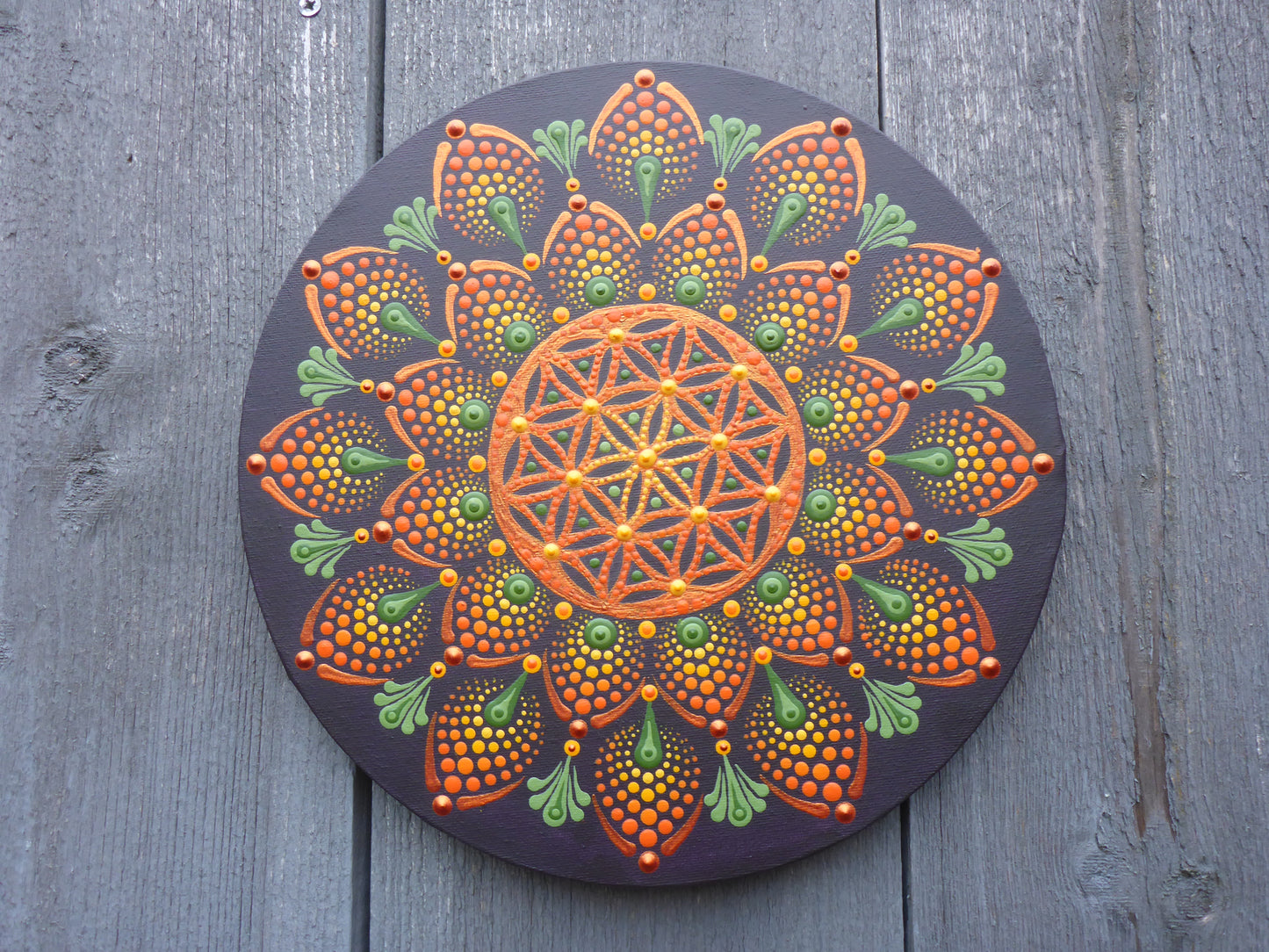 Handgemaakte mandala - met levensbloem in het hart