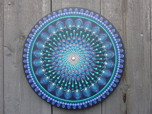 Handgemaakte mandala in blauwtinten