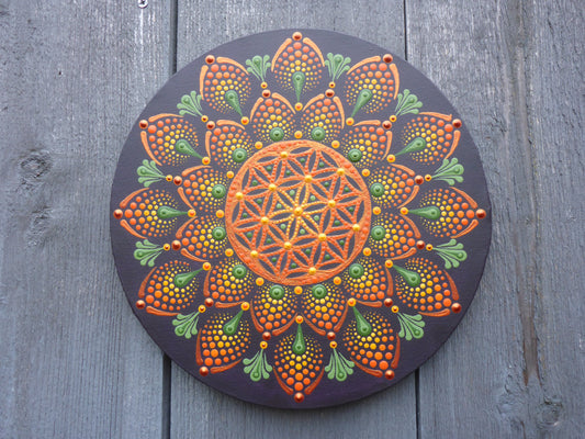 Handgemaakte mandala - met levensbloem in het hart